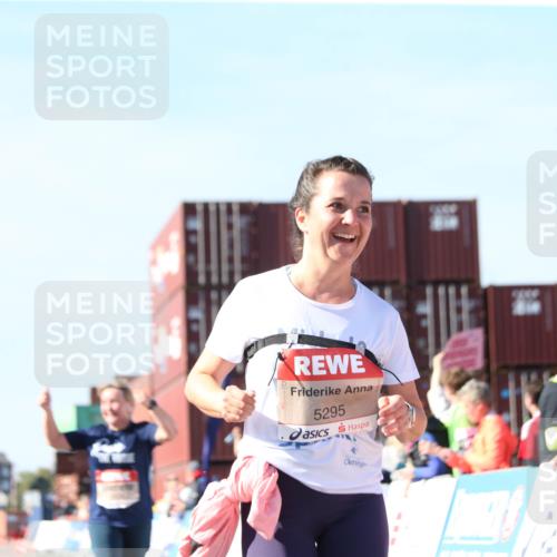 03.10.2025 - Köhlbrandbrückenlauf Jannik Wohlers http://msf.ph/oto/9130379 03.10.2025 13:46:57 Ziel 5275, 5295, 5372, 5388, 5759, 6558 meine-sportfotos.de