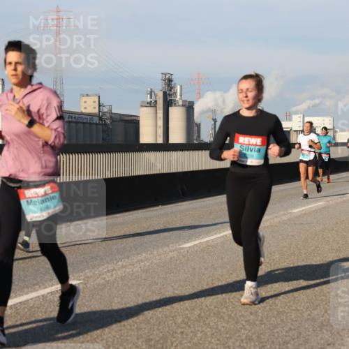 03.10.2025 - Köhlbrandbrückenlauf Lena Gebhardt http://msf.ph/oto/9130395 03.10.2025 09:49:29 Position 2 1424, 08 meine-sportfotos.de
