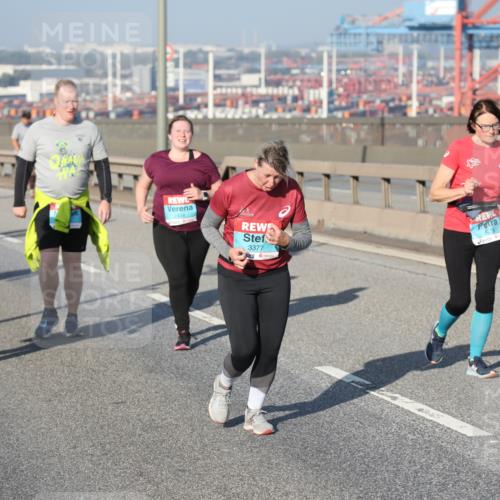 03.10.2025 - Köhlbrandbrückenlauf Yannick Fuchs http://msf.ph/oto/9130399 03.10.2025 09:02:52 Position 2 2438, 3377, 2575 meine-sportfotos.de