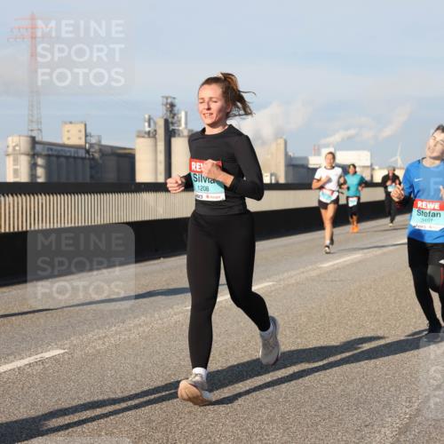 03.10.2025 - Köhlbrandbrückenlauf Lena Gebhardt http://msf.ph/oto/9130400 03.10.2025 09:49:29 Position 2 424, 5, 1208, 3497 meine-sportfotos.de