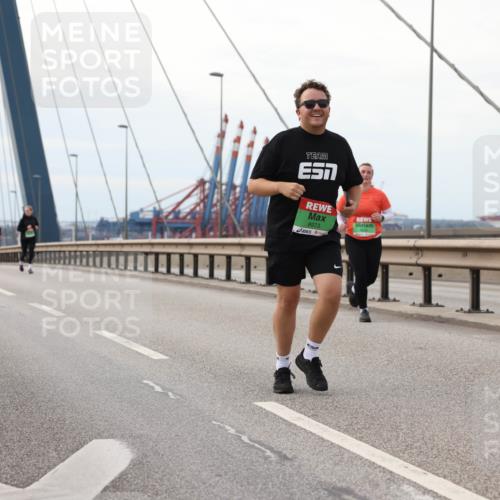 03.10.2025 - Köhlbrandbrückenlauf Lena Gebhardt http://msf.ph/oto/9130401 03.10.2025 16:05:57 Position 2 7, 8973 meine-sportfotos.de