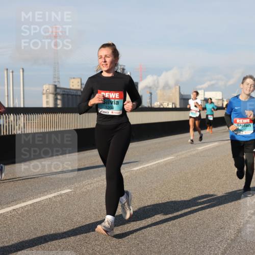03.10.2025 - Köhlbrandbrückenlauf Lena Gebhardt http://msf.ph/oto/9130409 03.10.2025 09:49:29 Position 2 1208, 2497 meine-sportfotos.de