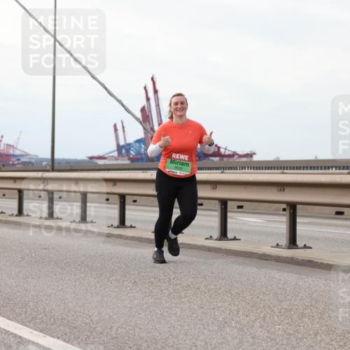 03.10.2025 - Köhlbrandbrückenlauf Lena Gebhardt http://msf.ph/oto/9130414 03.10.2025 16:05:59 Position 2 9532 meine-sportfotos.de