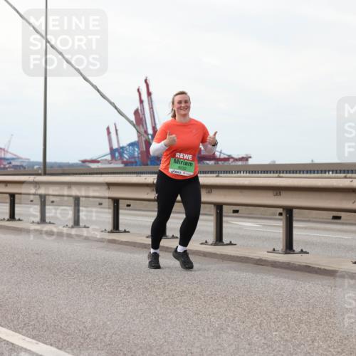 03.10.2025 - Köhlbrandbrückenlauf Lena Gebhardt http://msf.ph/oto/9130420 03.10.2025 16:05:59 Position 2 9532 meine-sportfotos.de