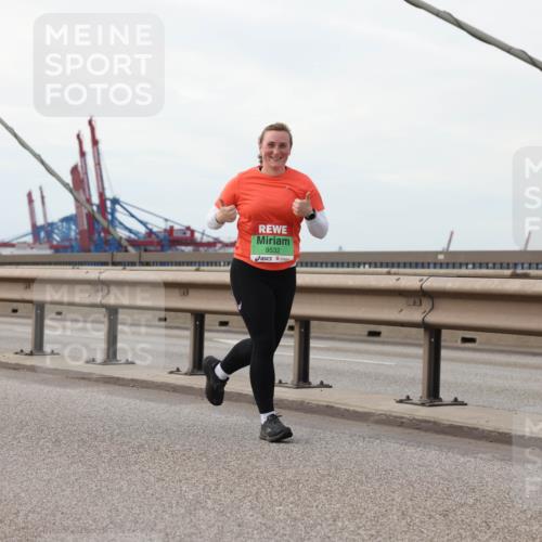 03.10.2025 - Köhlbrandbrückenlauf Lena Gebhardt http://msf.ph/oto/9130430 03.10.2025 16:06:00 Position 2 9532 meine-sportfotos.de