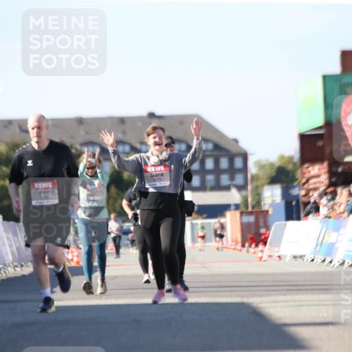 03.10.2025 - Köhlbrandbrückenlauf Jannik Wohlers http://msf.ph/oto/9130432 03.10.2025 13:47:04 Ziel 5136, 5295, 5372, 6558 meine-sportfotos.de