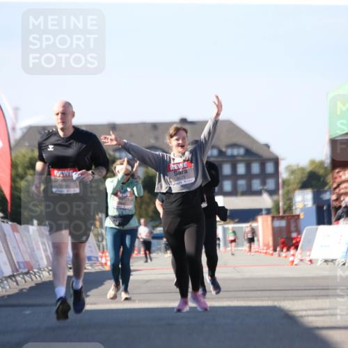 03.10.2025 - Köhlbrandbrückenlauf Jannik Wohlers http://msf.ph/oto/9130434 03.10.2025 13:47:05 Ziel 5136, 5295, 6558 meine-sportfotos.de