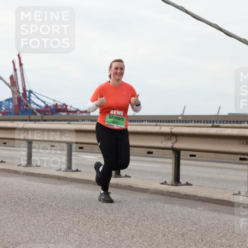 03.10.2025 - Köhlbrandbrückenlauf Lena Gebhardt http://msf.ph/oto/9130439 03.10.2025 16:06:00 Position 2 9532 meine-sportfotos.de