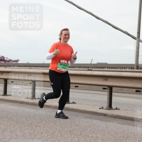 03.10.2025 - Köhlbrandbrückenlauf Lena Gebhardt http://msf.ph/oto/9130442 03.10.2025 16:06:00 Position 2 9532 meine-sportfotos.de