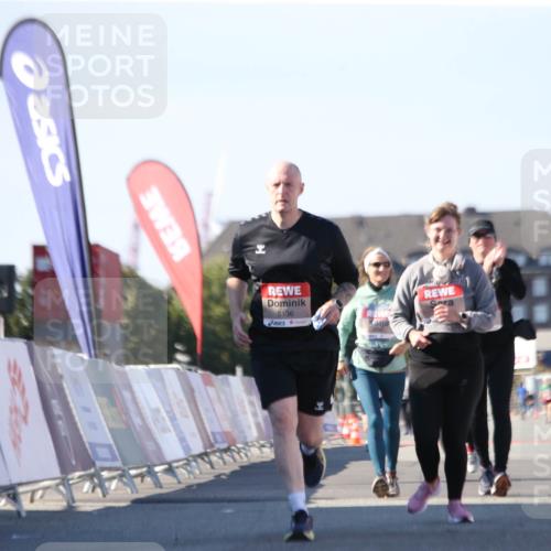 03.10.2025 - Köhlbrandbrückenlauf Jannik Wohlers http://msf.ph/oto/9130444 03.10.2025 13:47:06 Ziel 5136, 5295, 6073, 6558 meine-sportfotos.de