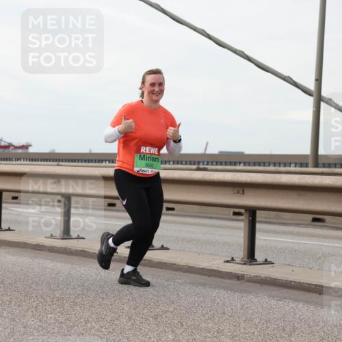 03.10.2025 - Köhlbrandbrückenlauf Lena Gebhardt http://msf.ph/oto/9130447 03.10.2025 16:06:00 Position 2 9532 meine-sportfotos.de