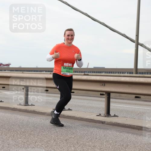 03.10.2025 - Köhlbrandbrückenlauf Lena Gebhardt http://msf.ph/oto/9130450 03.10.2025 16:06:00 Position 2 9532 meine-sportfotos.de