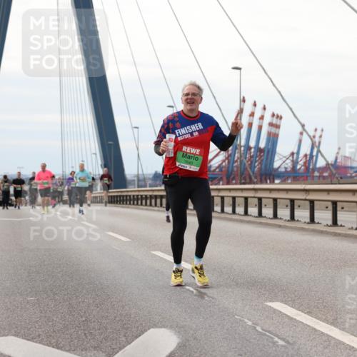 03.10.2025 - Köhlbrandbrückenlauf Lena Gebhardt http://msf.ph/oto/9130454 03.10.2025 16:06:02 Position 2 2025, 7640 meine-sportfotos.de