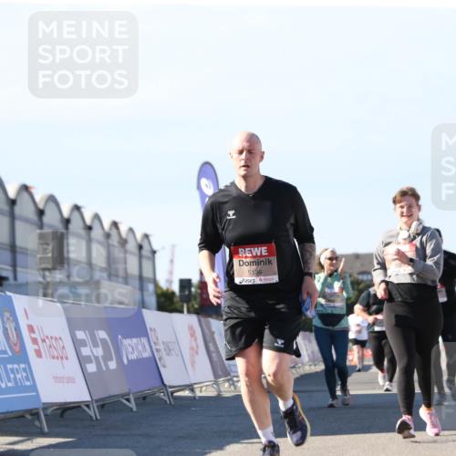 03.10.2025 - Köhlbrandbrückenlauf Jannik Wohlers http://msf.ph/oto/9130460 03.10.2025 13:47:09 Ziel 5136, 5635, 5636, 6073, 6558 meine-sportfotos.de