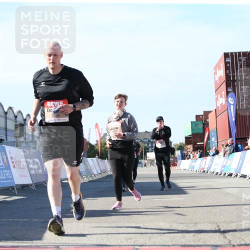 03.10.2025 - Köhlbrandbrückenlauf Jannik Wohlers http://msf.ph/oto/9130467 03.10.2025 13:47:11 Ziel 5136, 5293, 5635, 5636, 6073 meine-sportfotos.de