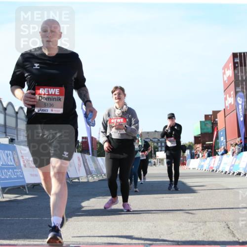 03.10.2025 - Köhlbrandbrückenlauf Jannik Wohlers http://msf.ph/oto/9130472 03.10.2025 13:47:11 Ziel 5136, 5293, 5635, 5636, 6073 meine-sportfotos.de