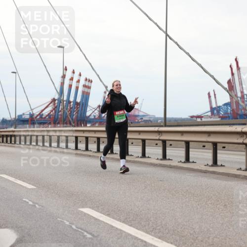 03.10.2025 - Köhlbrandbrückenlauf Lena Gebhardt http://msf.ph/oto/9130479 03.10.2025 16:06:06 Position 2  meine-sportfotos.de