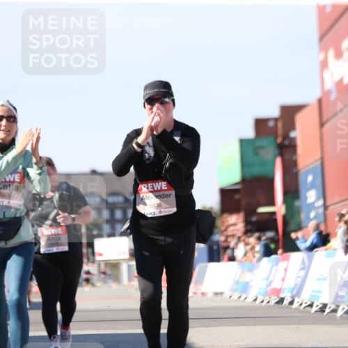 03.10.2025 - Köhlbrandbrückenlauf Jannik Wohlers http://msf.ph/oto/9130481 03.10.2025 13:47:12 Ziel 5136, 5293, 5635, 5636, 6073 meine-sportfotos.de