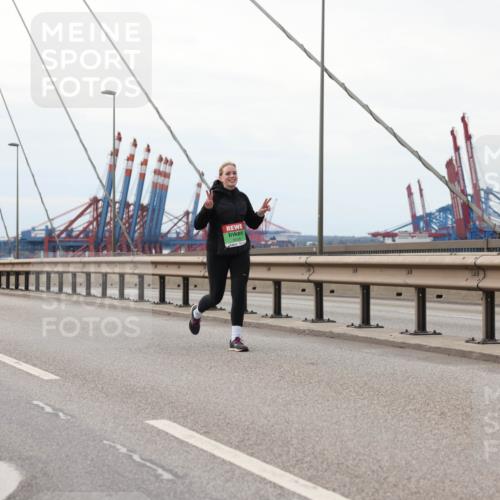 03.10.2025 - Köhlbrandbrückenlauf Lena Gebhardt http://msf.ph/oto/9130484 03.10.2025 16:06:06 Position 2  meine-sportfotos.de