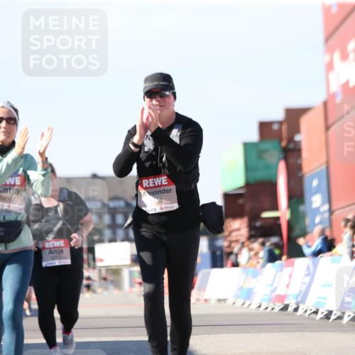 03.10.2025 - Köhlbrandbrückenlauf Jannik Wohlers http://msf.ph/oto/9130485 03.10.2025 13:47:13 Ziel 5136, 5293, 5635, 5636, 6073 meine-sportfotos.de