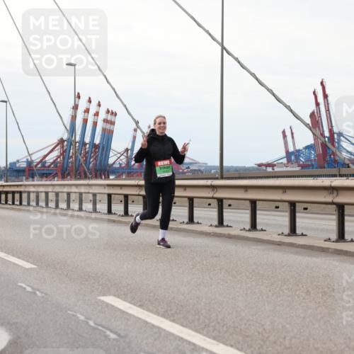03.10.2025 - Köhlbrandbrückenlauf Lena Gebhardt http://msf.ph/oto/9130488 03.10.2025 16:06:06 Position 2  meine-sportfotos.de