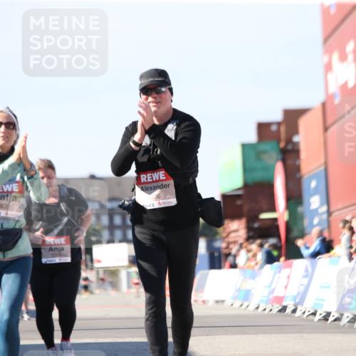 03.10.2025 - Köhlbrandbrückenlauf Jannik Wohlers http://msf.ph/oto/9130489 03.10.2025 13:47:13 Ziel 5136, 5293, 5635, 5636, 6073 meine-sportfotos.de