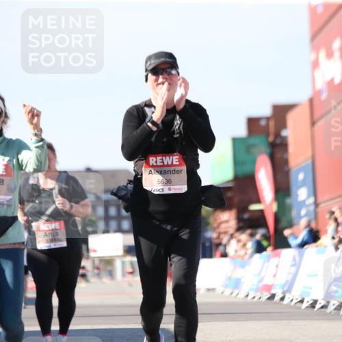 03.10.2025 - Köhlbrandbrückenlauf Jannik Wohlers http://msf.ph/oto/9130495 03.10.2025 13:47:13 Ziel 5136, 5293, 5635, 5636, 6073 meine-sportfotos.de