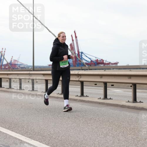 03.10.2025 - Köhlbrandbrückenlauf Lena Gebhardt http://msf.ph/oto/9130500 03.10.2025 16:06:07 Position 2 9533 meine-sportfotos.de