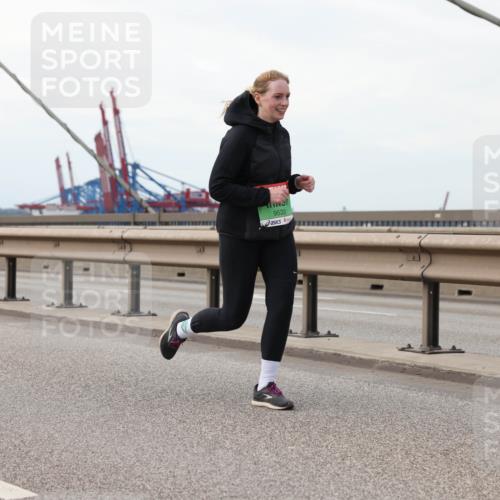 03.10.2025 - Köhlbrandbrückenlauf Lena Gebhardt http://msf.ph/oto/9130507 03.10.2025 16:06:08 Position 2 9533 meine-sportfotos.de