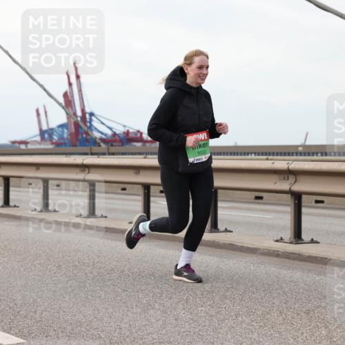 03.10.2025 - Köhlbrandbrückenlauf Lena Gebhardt http://msf.ph/oto/9130510 03.10.2025 16:06:08 Position 2 9533 meine-sportfotos.de