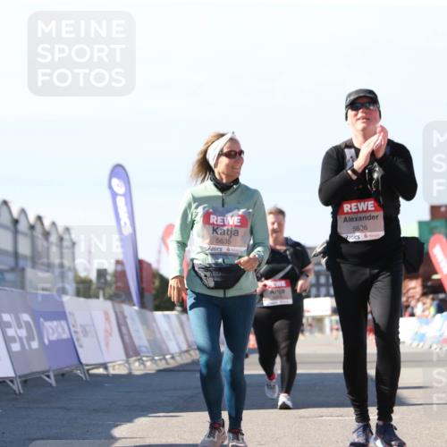 03.10.2025 - Köhlbrandbrückenlauf Jannik Wohlers http://msf.ph/oto/9130514 03.10.2025 13:47:14 Ziel 5136, 5293, 5635, 5636, 6073 meine-sportfotos.de