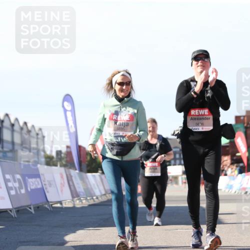 03.10.2025 - Köhlbrandbrückenlauf Jannik Wohlers http://msf.ph/oto/9130516 03.10.2025 13:47:14 Ziel 5136, 5293, 5635, 5636, 6073 meine-sportfotos.de