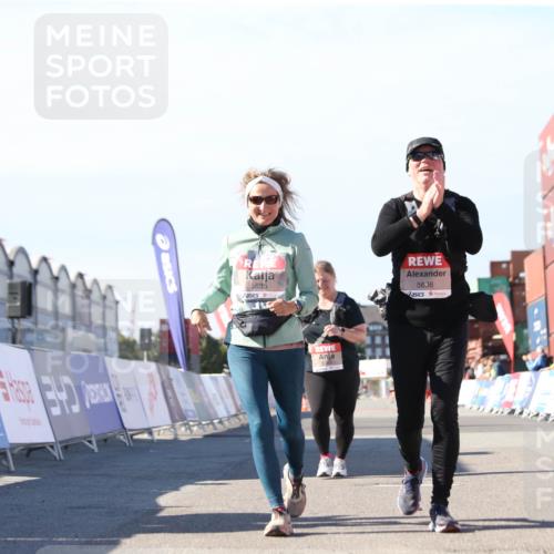03.10.2025 - Köhlbrandbrückenlauf Jannik Wohlers http://msf.ph/oto/9130521 03.10.2025 13:47:14 Ziel 5136, 5293, 5635, 5636, 6073 meine-sportfotos.de