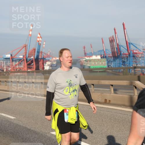 03.10.2025 - Köhlbrandbrückenlauf Yannick Fuchs http://msf.ph/oto/9130528 03.10.2025 09:02:59 Position 2 10 meine-sportfotos.de