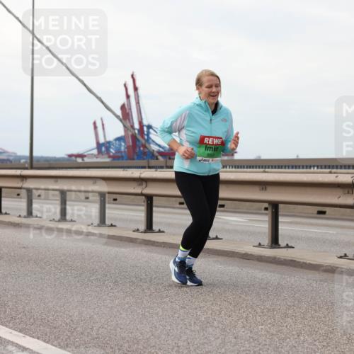03.10.2025 - Köhlbrandbrückenlauf Lena Gebhardt http://msf.ph/oto/9130532 03.10.2025 16:06:14 Position 2 470, 8500 meine-sportfotos.de