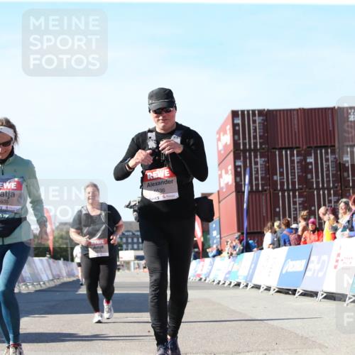 03.10.2025 - Köhlbrandbrückenlauf Jannik Wohlers http://msf.ph/oto/9130533 03.10.2025 13:47:15 Ziel 5136, 5293, 5635, 5636, 6073 meine-sportfotos.de
