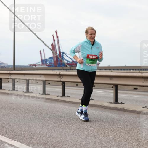 03.10.2025 - Köhlbrandbrückenlauf Lena Gebhardt http://msf.ph/oto/9130536 03.10.2025 16:06:14 Position 2 8470, 8500 meine-sportfotos.de