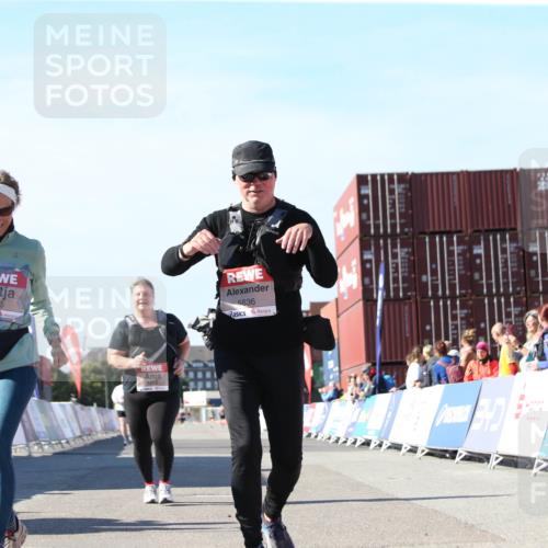 03.10.2025 - Köhlbrandbrückenlauf Jannik Wohlers http://msf.ph/oto/9130537 03.10.2025 13:47:16 Ziel 5136, 5293, 5635, 5636, 6073 meine-sportfotos.de