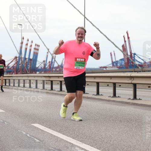 03.10.2025 - Köhlbrandbrückenlauf Lena Gebhardt http://msf.ph/oto/9130550 03.10.2025 16:06:15 Position 2 8470 meine-sportfotos.de