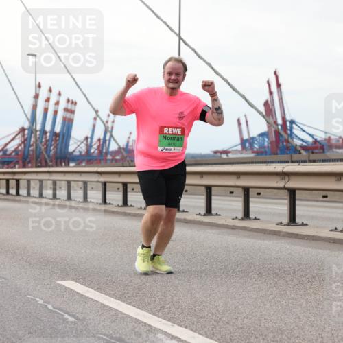 03.10.2025 - Köhlbrandbrückenlauf Lena Gebhardt http://msf.ph/oto/9130554 03.10.2025 16:06:15 Position 2 8470 meine-sportfotos.de