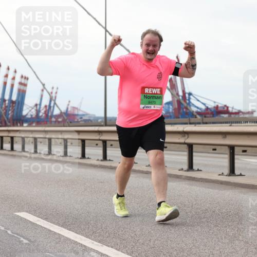 03.10.2025 - Köhlbrandbrückenlauf Lena Gebhardt http://msf.ph/oto/9130571 03.10.2025 16:06:15 Position 2 8470 meine-sportfotos.de