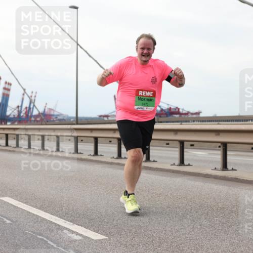 03.10.2025 - Köhlbrandbrückenlauf Lena Gebhardt http://msf.ph/oto/9130576 03.10.2025 16:06:16 Position 2 8470 meine-sportfotos.de