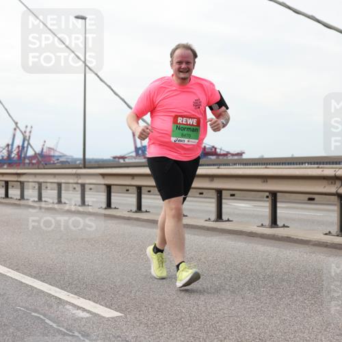 03.10.2025 - Köhlbrandbrückenlauf Lena Gebhardt http://msf.ph/oto/9130584 03.10.2025 16:06:16 Position 2 8470 meine-sportfotos.de
