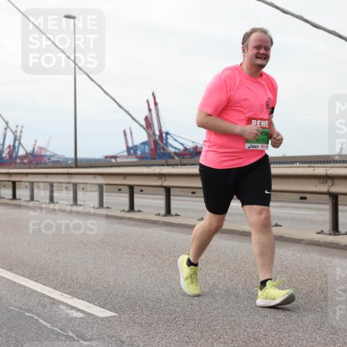 03.10.2025 - Köhlbrandbrückenlauf Lena Gebhardt http://msf.ph/oto/9130588 03.10.2025 16:06:16 Position 2 8470 meine-sportfotos.de