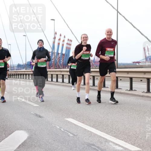 03.10.2025 - Köhlbrandbrückenlauf Lena Gebhardt http://msf.ph/oto/9130591 03.10.2025 16:06:20 Position 2 8304, 8486, 8416, 8441 meine-sportfotos.de