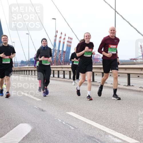 03.10.2025 - Köhlbrandbrückenlauf Lena Gebhardt http://msf.ph/oto/9130599 03.10.2025 16:06:20 Position 2 8304, 8416, 8441 meine-sportfotos.de