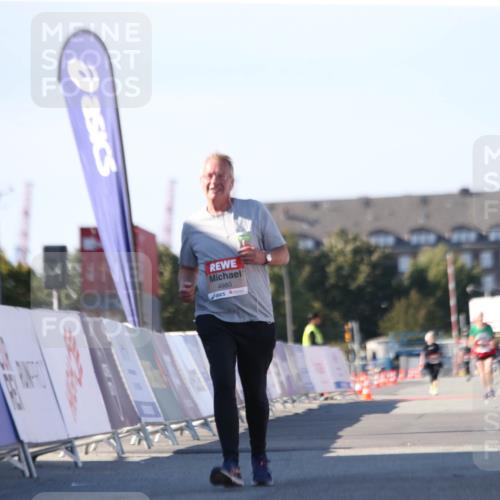 03.10.2025 - Köhlbrandbrückenlauf Jannik Wohlers http://msf.ph/oto/9130600 03.10.2025 13:47:46 Ziel 4980 meine-sportfotos.de