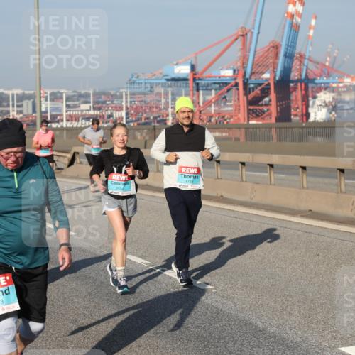 03.10.2025 - Köhlbrandbrückenlauf Yannick Fuchs http://msf.ph/oto/9130602 03.10.2025 09:03:00 Position 2 3433, 1729, 2558 meine-sportfotos.de