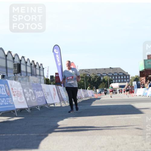 03.10.2025 - Köhlbrandbrückenlauf Jannik Wohlers http://msf.ph/oto/9130604 03.10.2025 13:47:47 Ziel 4980 meine-sportfotos.de