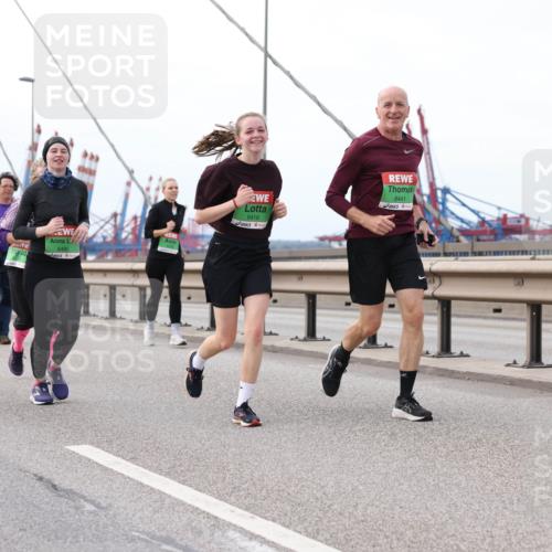 03.10.2025 - Köhlbrandbrückenlauf Lena Gebhardt http://msf.ph/oto/9130607 03.10.2025 16:06:21 Position 2 8304, 8486, 8416, 8441 meine-sportfotos.de